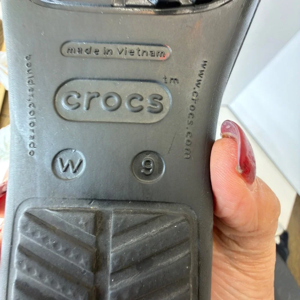 Crocs Sanrah Black Wedge Thong Sandals Silver Ring Accent Womens Size 9